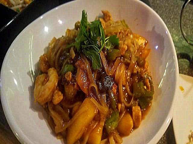 Gluten Free menu item from Jasmine & Ginger called Mango Tango Noodles. Wide rice noodles with shrimp, chicken, mango, green peppers, jalapenos, cilantro, and sweet black garlic sauce.